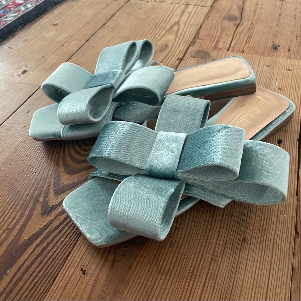Gorgeous velvet bow flats.